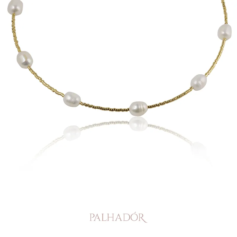 COLAR CHOKER PLACA PÉROLAS OURO